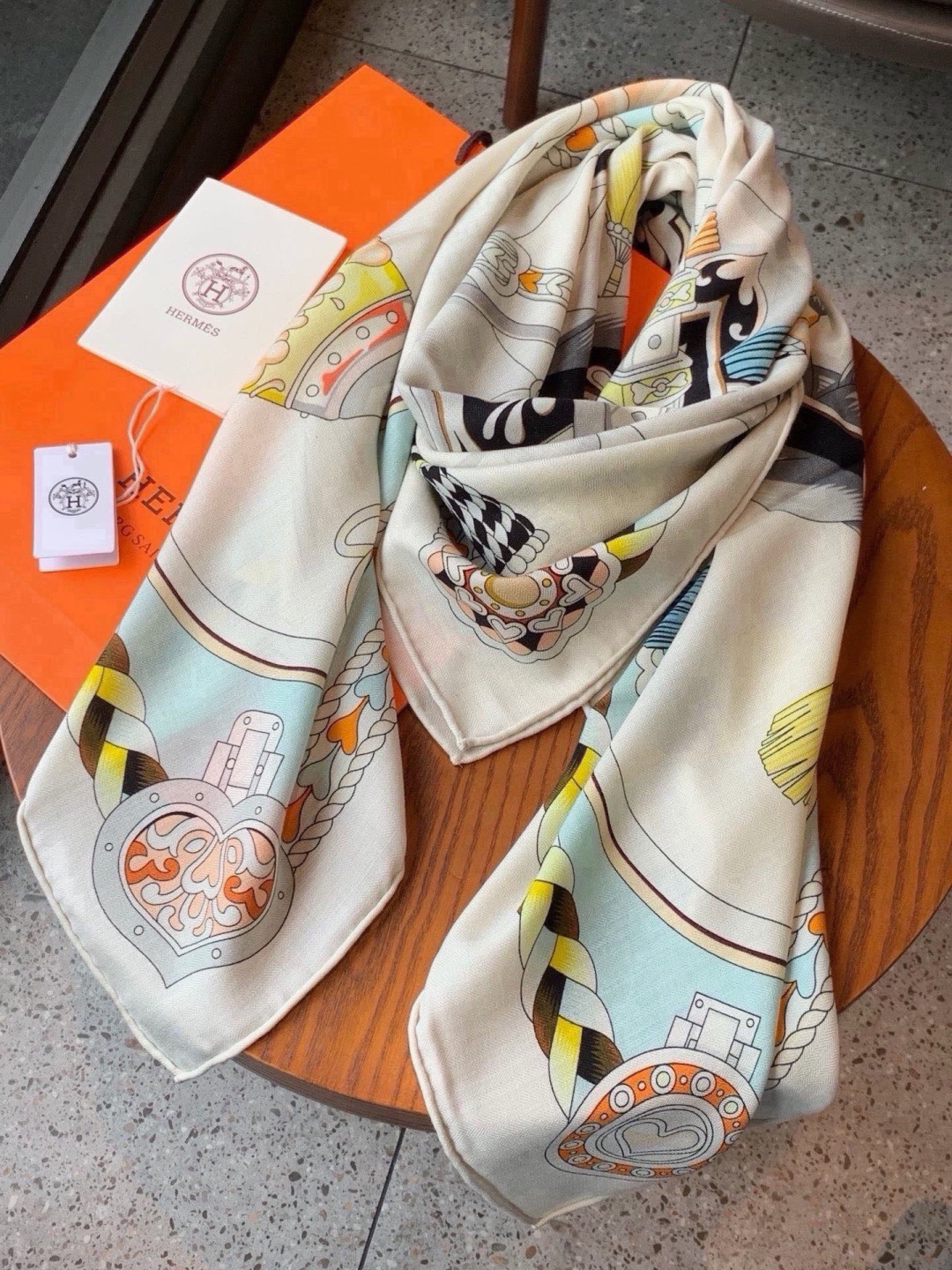 【双面同色】原单爱马仕140cm丝绒方巾💕 甜蜜的鞍具，装饰家芳登和佩西耶设计的一款餐盘增添骑士般的浪漫气息，该餐盘制作