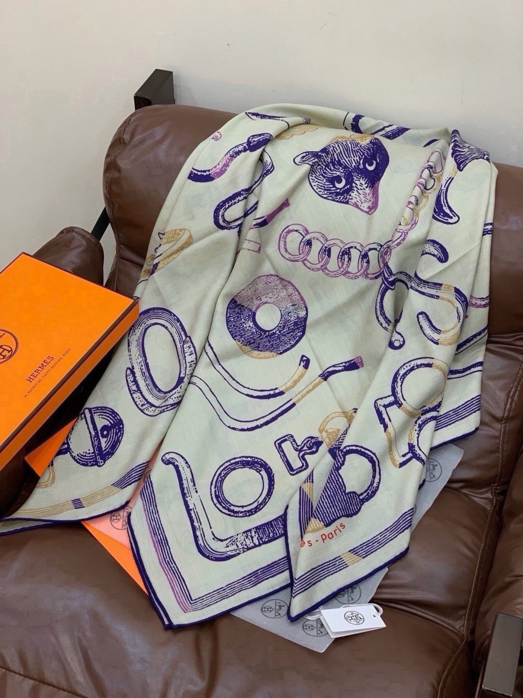 爱马仕(Hermes)【💗】 | “马具故事的诗意回顾”140披肩  【上新❤️】 永远秉承高品质 手工卷边羊绒和真丝混