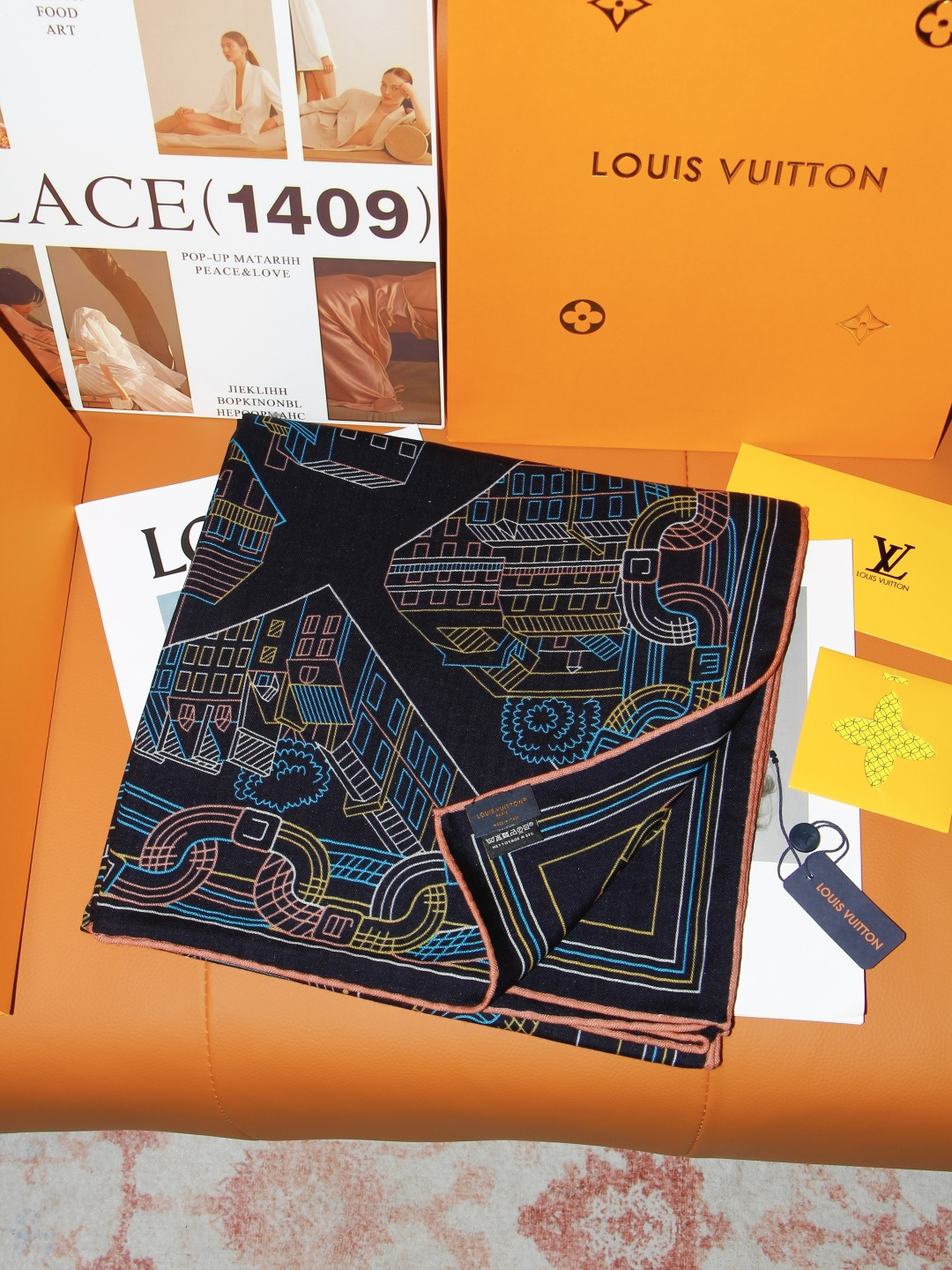 LV x TM 140披肩 【140顶级丝绒双面同色披肩】 本款L Multicolor披肩出自路易威登与知名日本艺术家