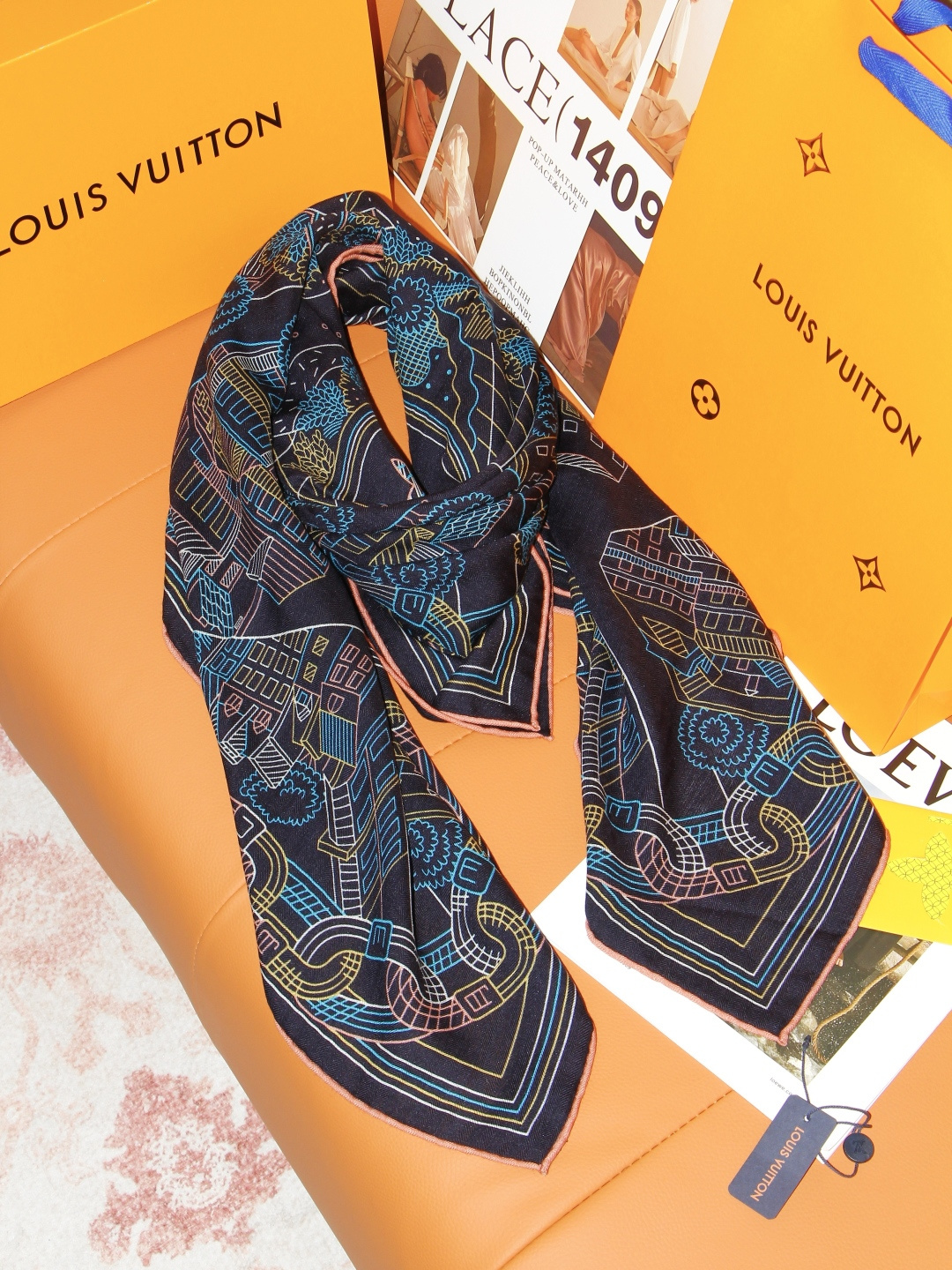 LV x TM 140披肩 【140顶级丝绒双面同色披肩】 本款L Multicolor披肩出自路易威登与知名日本艺术家