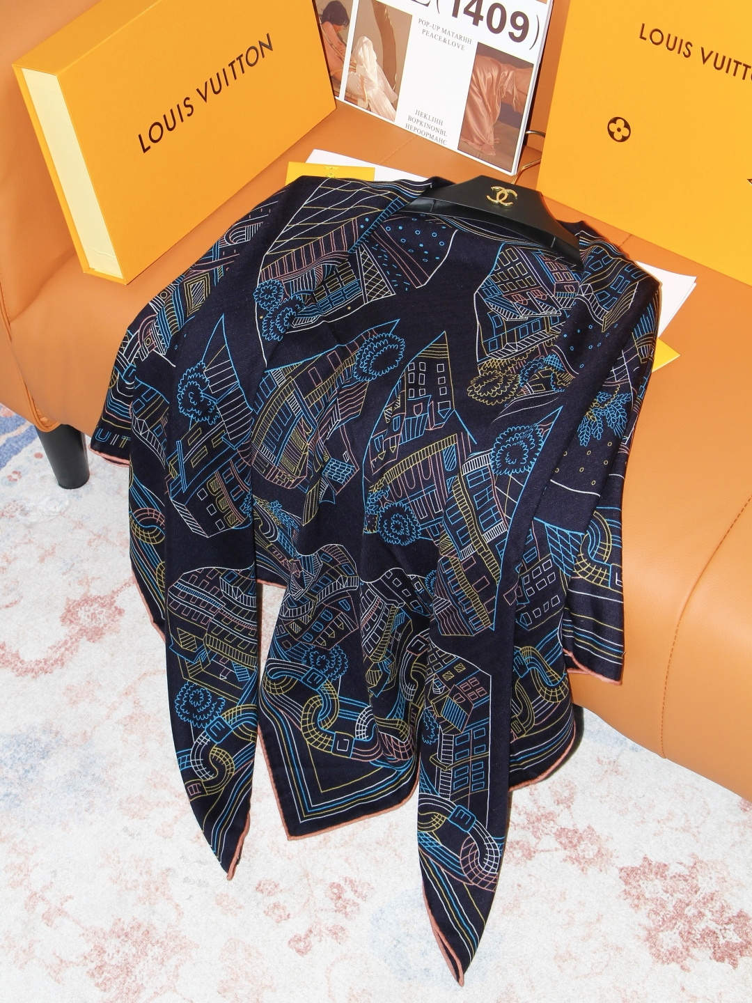 LV x TM 140披肩 【140顶级丝绒双面同色披肩】 本款L Multicolor披肩出自路易威登与知名日本艺术家