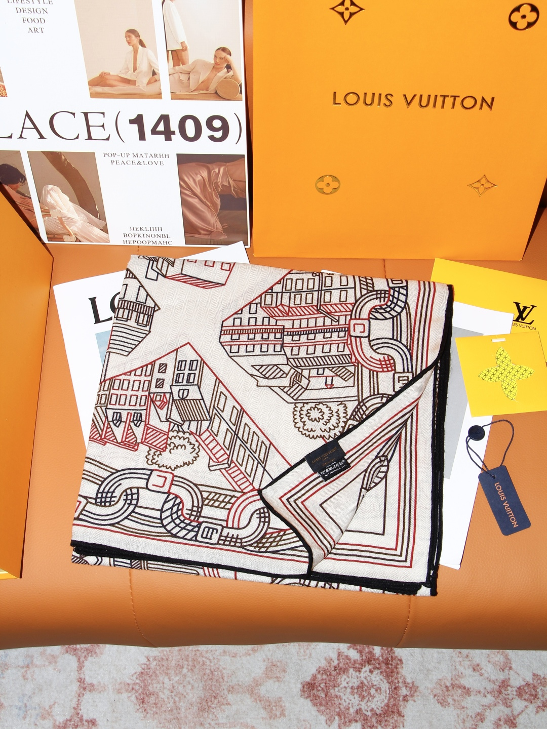 LV x TM 140披肩 【140顶级丝绒双面同色披肩】 本款L Multicolor披肩出自路易威登与知名日本艺术家