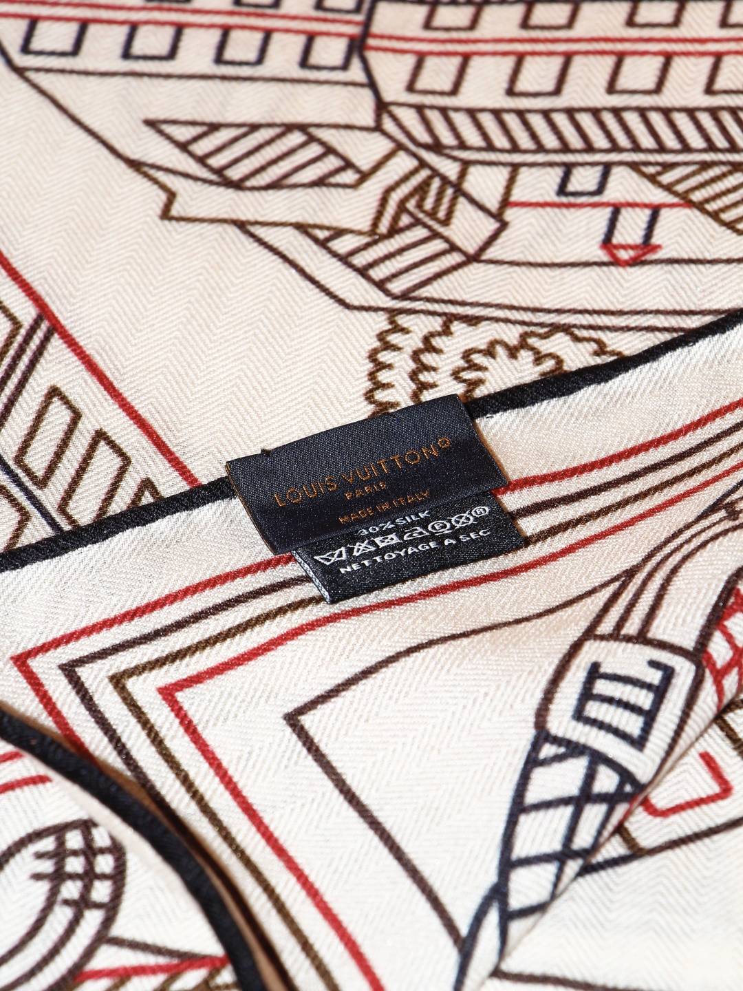 LV x TM 140披肩 【140顶级丝绒双面同色披肩】 本款L Multicolor披肩出自路易威登与知名日本艺术家