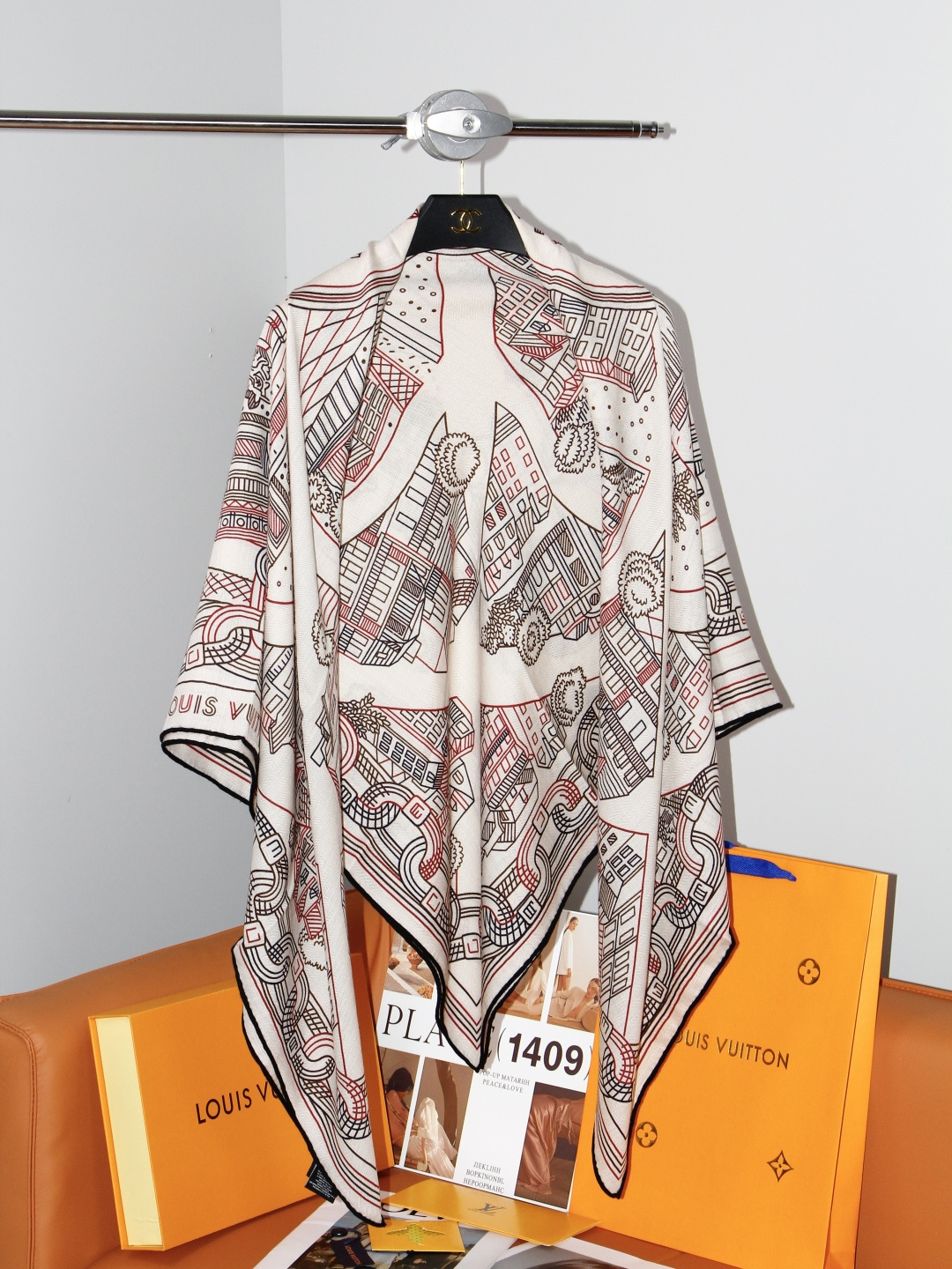 LV x TM 140披肩 【140顶级丝绒双面同色披肩】 本款L Multicolor披肩出自路易威登与知名日本艺术家