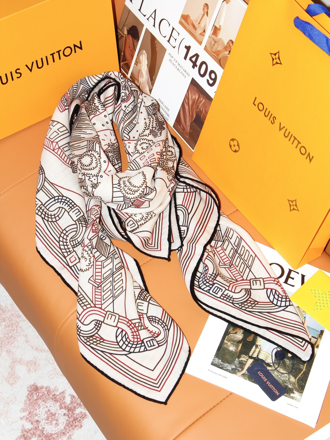 LV x TM 140披肩 【140顶级丝绒双面同色披肩】 本款L Multicolor披肩出自路易威登与知名日本艺术家