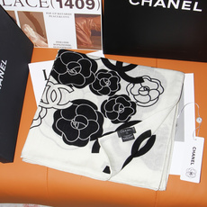 香奈儿上新❤️ 【Chanel】 经典茶花优雅Coco风,Chanel最新丝绒大方巾~气质到骨子里,香奶奶新一季的面料 香奈儿上新❤️ 【Chanel】 经典茶花优雅Coco风,Chanel最新丝绒大方巾~气质到骨子里,香奶奶新一季的面料
