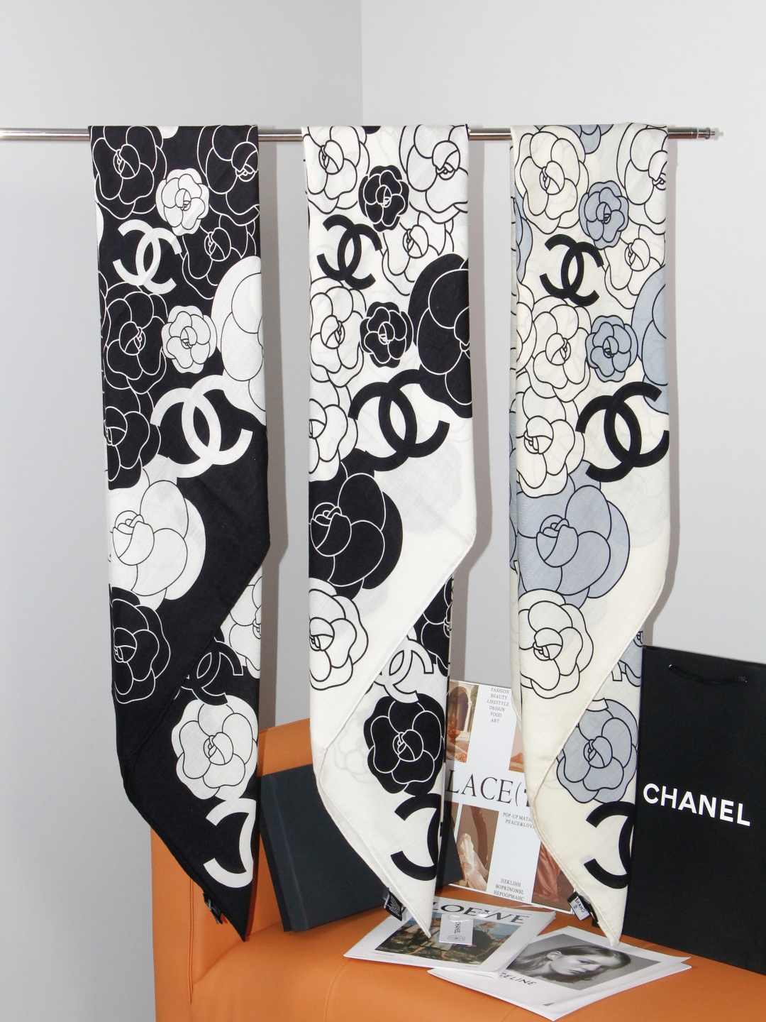 香奈儿上新❤️ 【Chanel】  经典茶花优雅Coco风，Chanel最新丝绒大方巾~气质到骨子里，香奶奶新一季的面料
