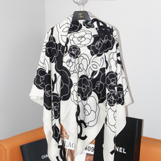香奈儿上新❤️ 【Chanel】 经典茶花优雅Coco风,Chanel最新丝绒大方巾~气质到骨子里,香奶奶新一季的面料 香奈儿上新❤️ 【Chanel】 经典茶花优雅Coco风,Chanel最新丝绒大方巾~气质到骨子里,香奶奶新一季的面料