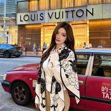 香奈儿上新❤️ 【Chanel】 经典茶花优雅Coco风,Chanel最新丝绒大方巾~气质到骨子里,香奶奶新一季的面料 香奈儿上新❤️ 【Chanel】 经典茶花优雅Coco风,Chanel最新丝绒大方巾~气质到骨子里,香奶奶新一季的面料