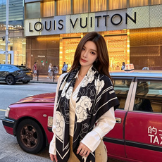 香奈儿上新❤️ 【Chanel】 经典茶花优雅Coco风,Chanel最新丝绒大方巾~气质到骨子里,香奶奶新一季的面料 香奈儿上新❤️ 【Chanel】 经典茶花优雅Coco风,Chanel最新丝绒大方巾~气质到骨子里,香奶奶新一季的面料