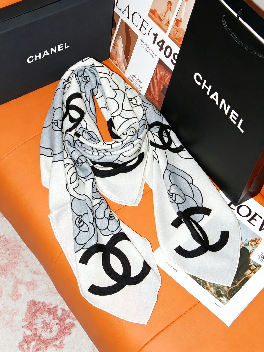 香奈儿上新❤️ 【Chanel】  经典茶花优雅Coco风，Chanel最新丝绒大方巾~气质到骨子里，香奶奶新一季的面料