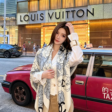 香奈儿上新❤️ 【Chanel】 经典茶花优雅Coco风,Chanel最新丝绒大方巾~气质到骨子里,香奶奶新一季的面料 香奈儿上新❤️ 【Chanel】 经典茶花优雅Coco风,Chanel最新丝绒大方巾~气质到骨子里,香奶奶新一季的面料