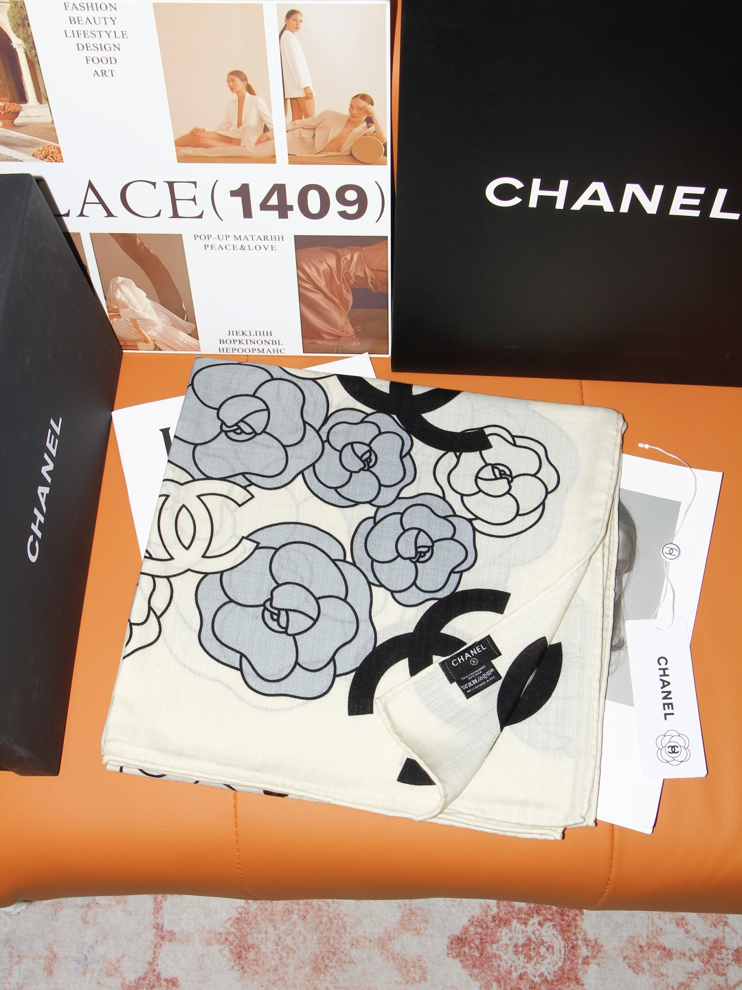 香奈儿上新❤️ 【Chanel】  经典茶花优雅Coco风，Chanel最新丝绒大方巾~气质到骨子里，香奶奶新一季的面料