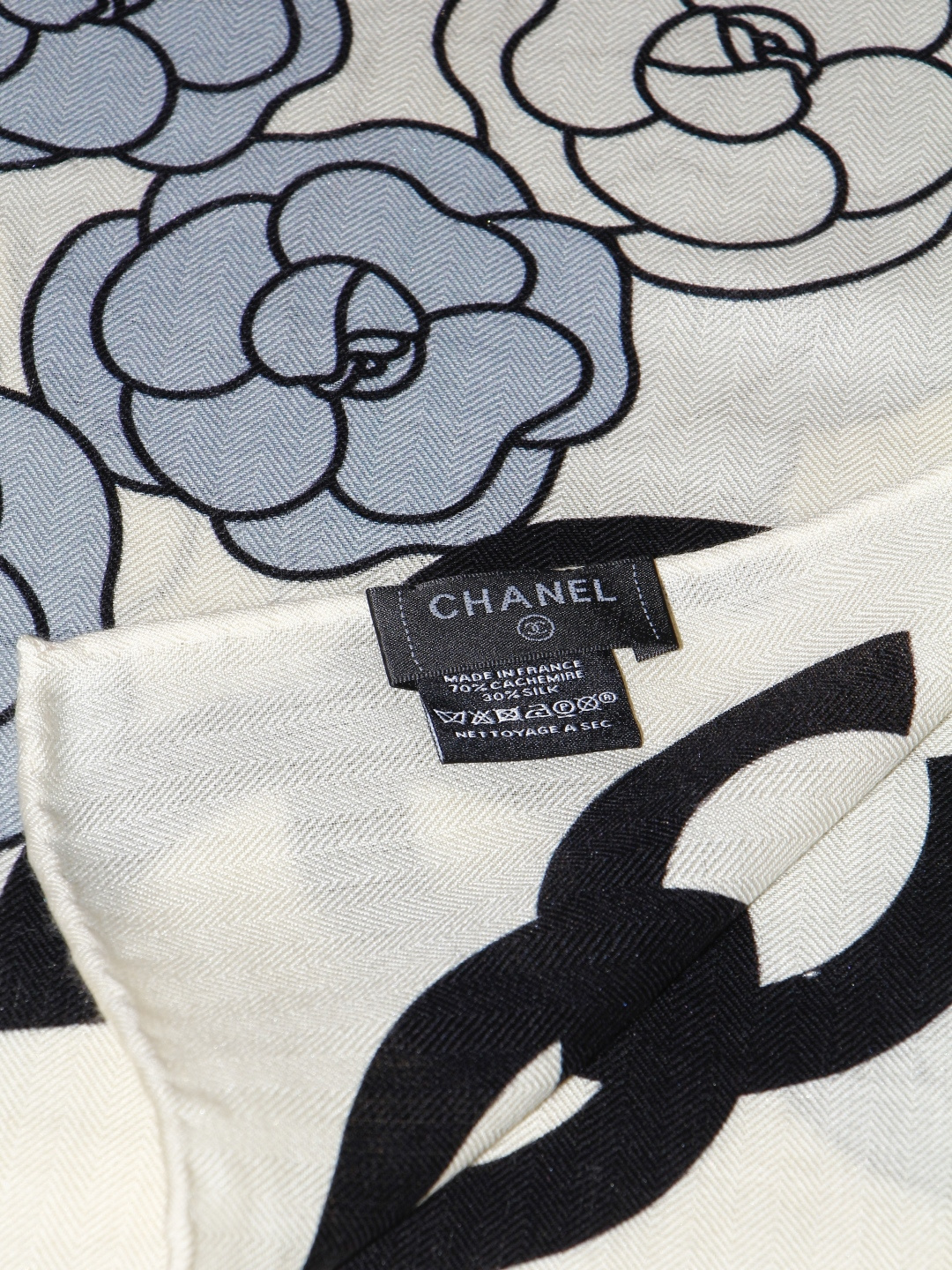 香奈儿上新❤️ 【Chanel】  经典茶花优雅Coco风，Chanel最新丝绒大方巾~气质到骨子里，香奶奶新一季的面料