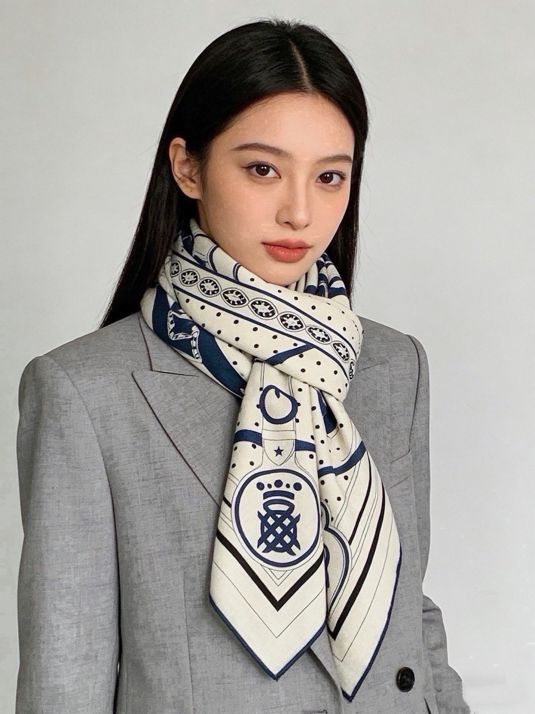 “清晨漫步Bandana”140厘米双面同色丝绒披肩 手工卷边山羊绒和真丝混纺披肩(70%山羊绒,30%桑蚕丝)。 这款 “清晨漫步Bandana”140厘米双面同色丝绒披肩 手工卷边山羊绒和真丝混纺披肩(70%山羊绒,30%桑蚕丝)。 这款