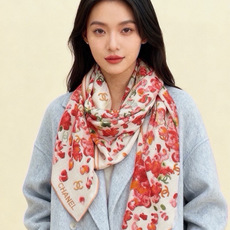 🌸·春日碎花 Chanel 140丝绒双面披肩 新款碎花花披肩 超级有氛围感 135*135cm的大尺寸 配色太好看了 🌸·春日碎花 Chanel 140丝绒双面披肩 新款碎花花披肩 超级有氛围感 135*135cm的大尺寸 配色太好看了
