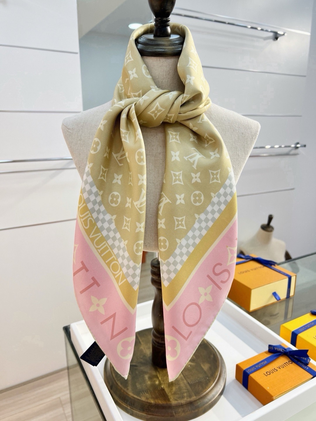 MONOGRAM SILHOUETTE 90双面丝巾 Monogram Silhouette 方巾为华美桑蚕丝融入 Mo