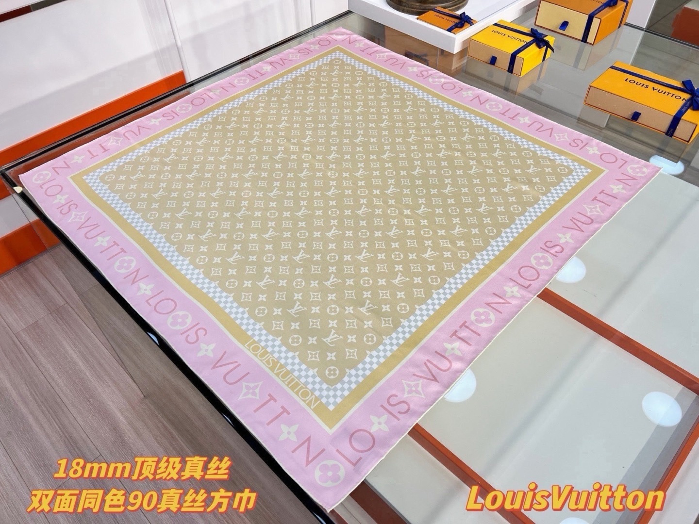 MONOGRAM SILHOUETTE 90双面丝巾 Monogram Silhouette 方巾为华美桑蚕丝融入 Mo