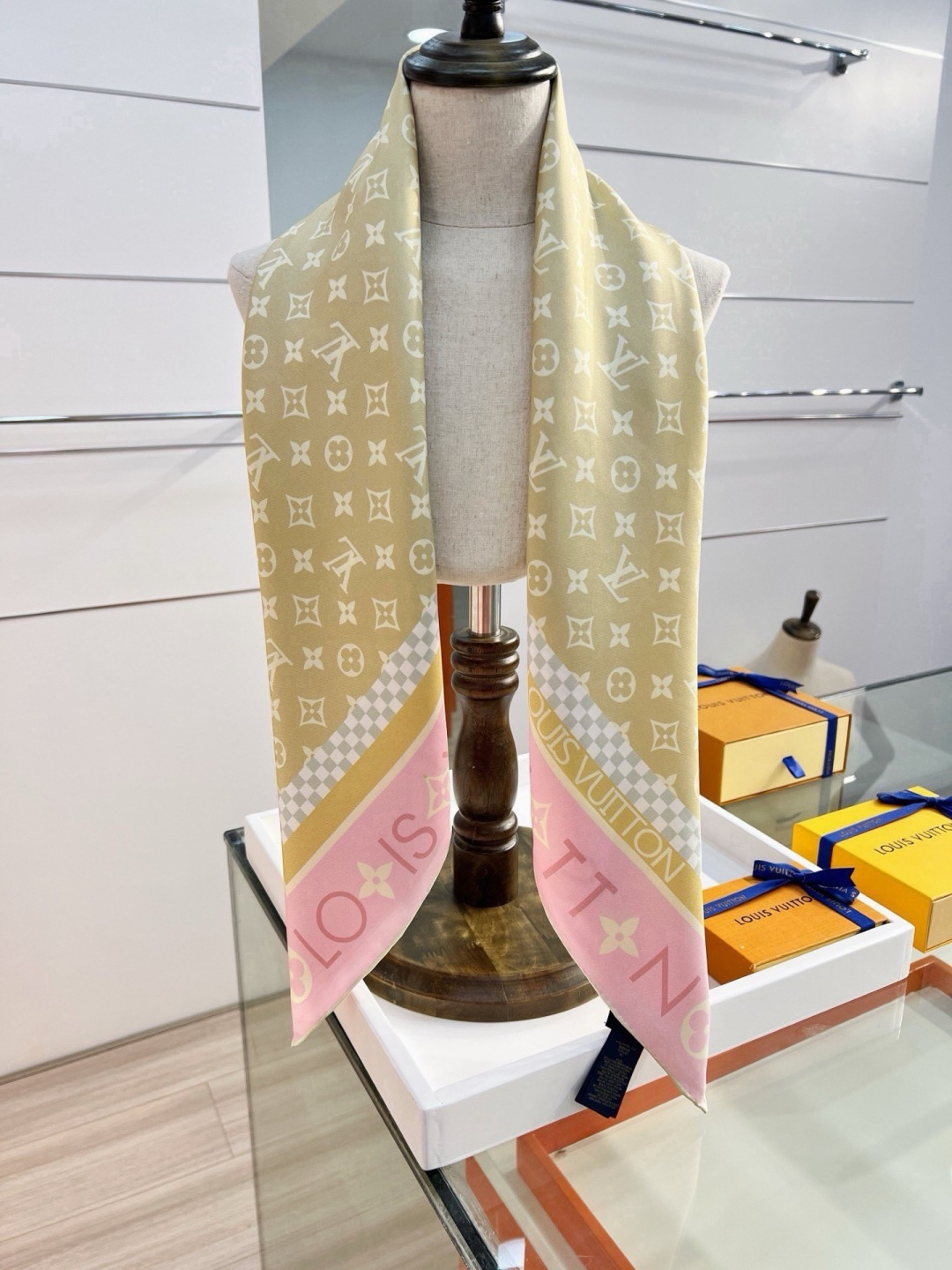 MONOGRAM SILHOUETTE 90双面丝巾 Monogram Silhouette 方巾为华美桑蚕丝融入 Mo