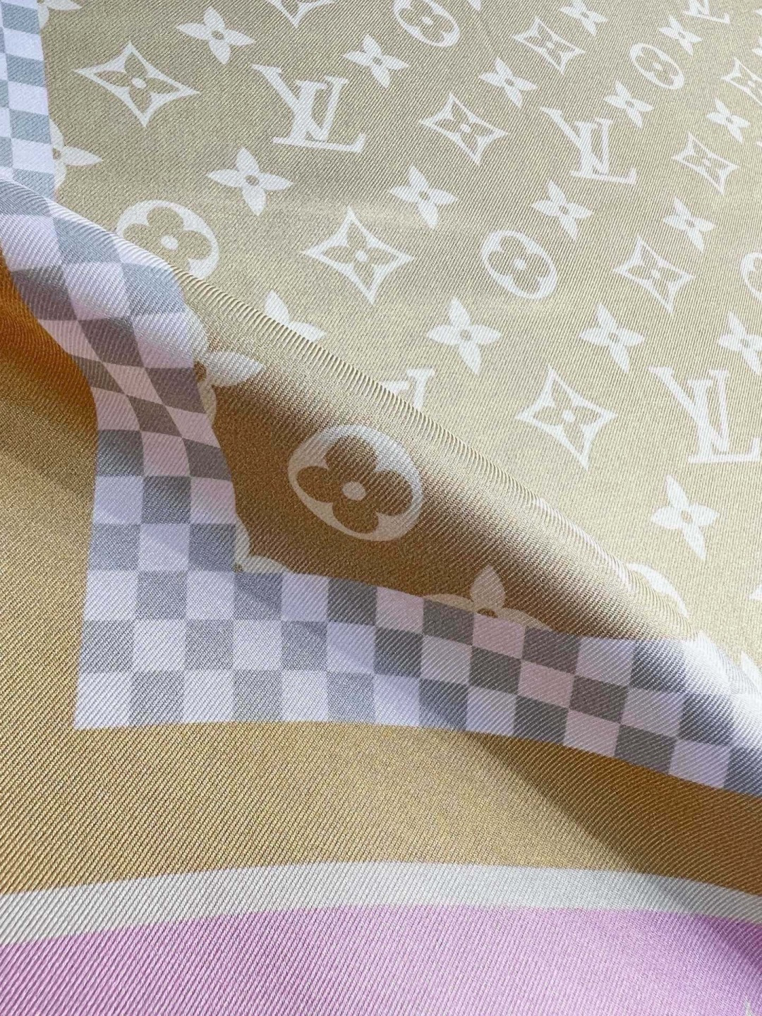 MONOGRAM SILHOUETTE 90双面丝巾 Monogram Silhouette 方巾为华美桑蚕丝融入 Mo