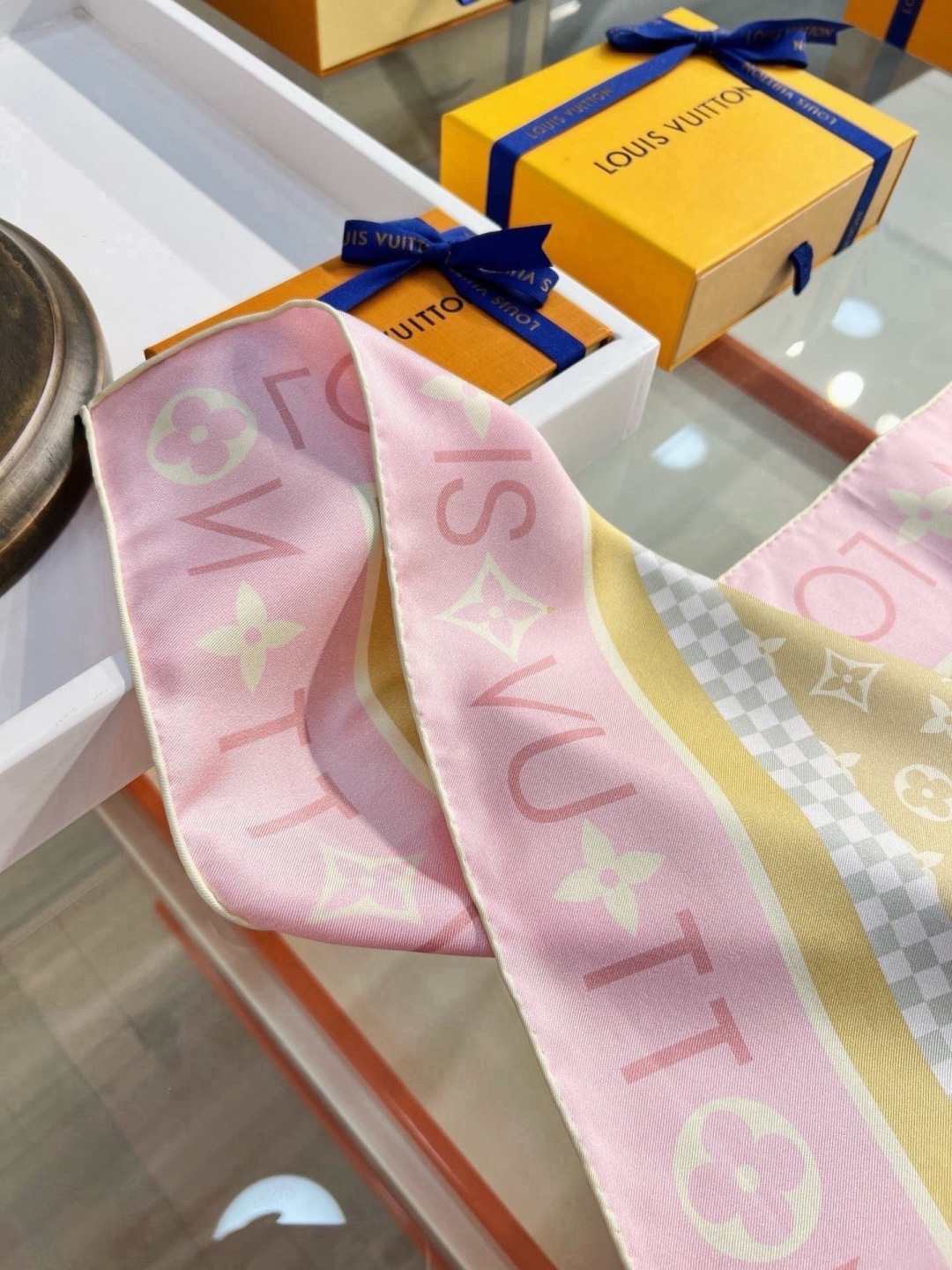 MONOGRAM SILHOUETTE 90双面丝巾 Monogram Silhouette 方巾为华美桑蚕丝融入 Mo