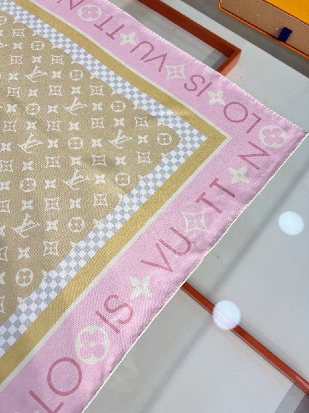 MONOGRAM SILHOUETTE 90双面丝巾 Monogram Silhouette 方巾为华美桑蚕丝融入 Mo