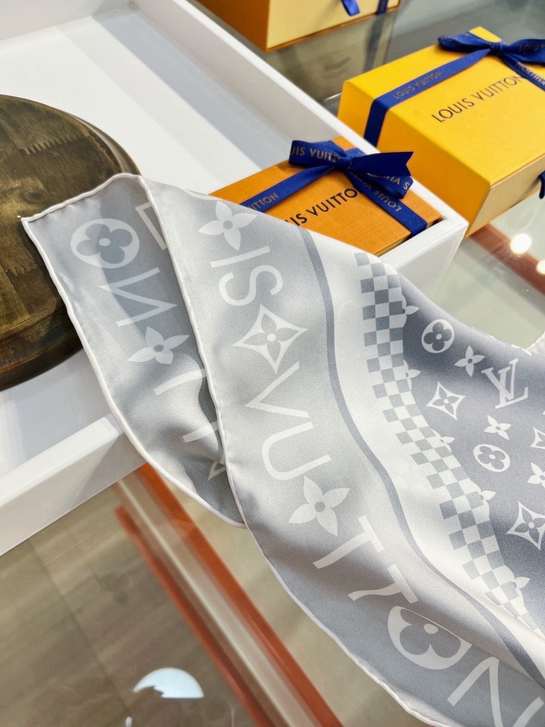 MONOGRAM SILHOUETTE 90双面丝巾 Monogram Silhouette 方巾为华美桑蚕丝融入 Mo