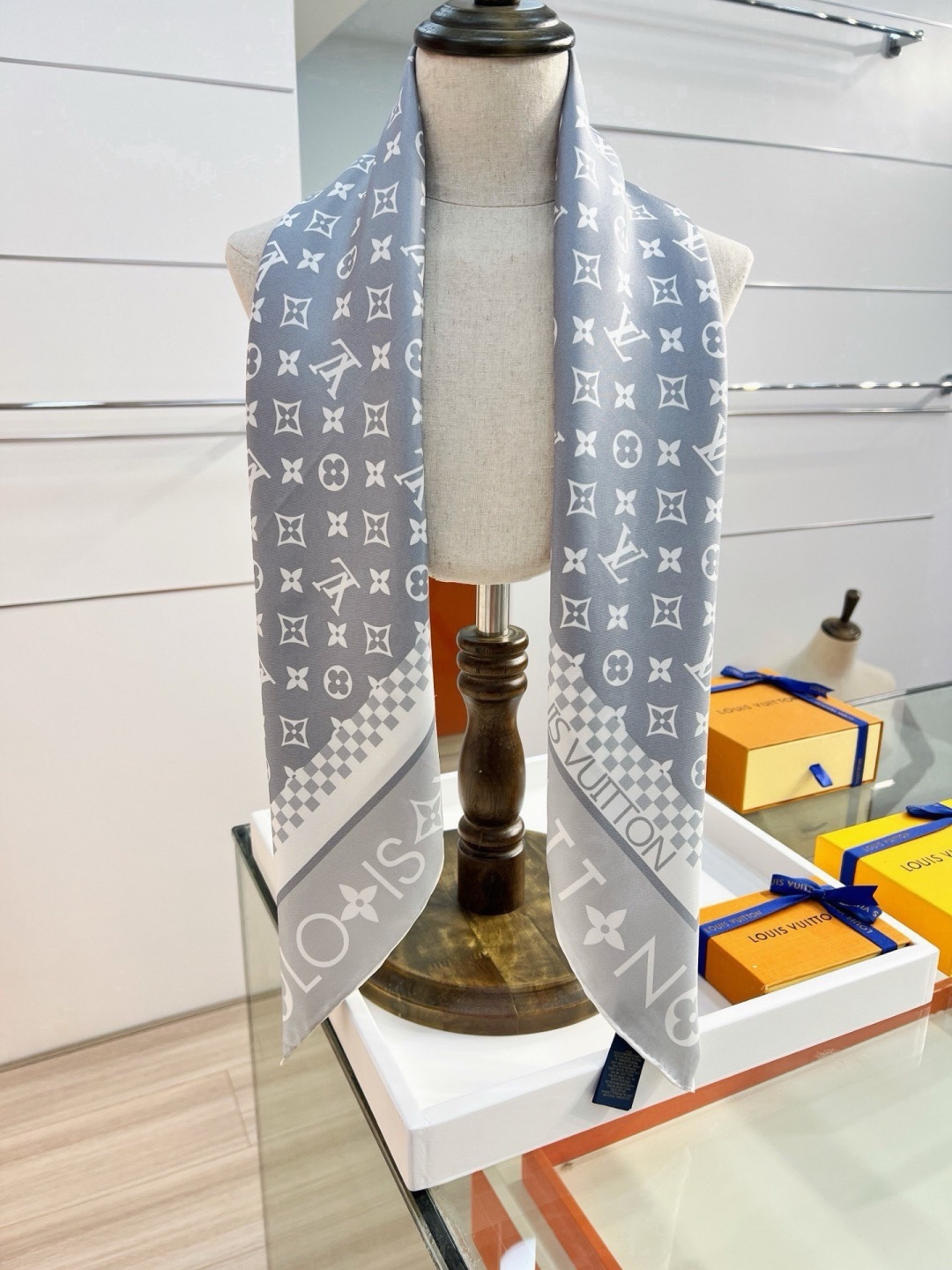 MONOGRAM SILHOUETTE 90双面丝巾 Monogram Silhouette 方巾为华美桑蚕丝融入 Mo