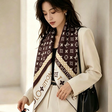 MONOGRAM SILHOUETTE 90双面丝巾 Monogram Silhouette 方巾为华美桑蚕丝融入 Mo MONOGRAM SILHOUETTE 90双面丝巾 Monogram Silhouette 方巾为华美桑蚕丝融入 Mo