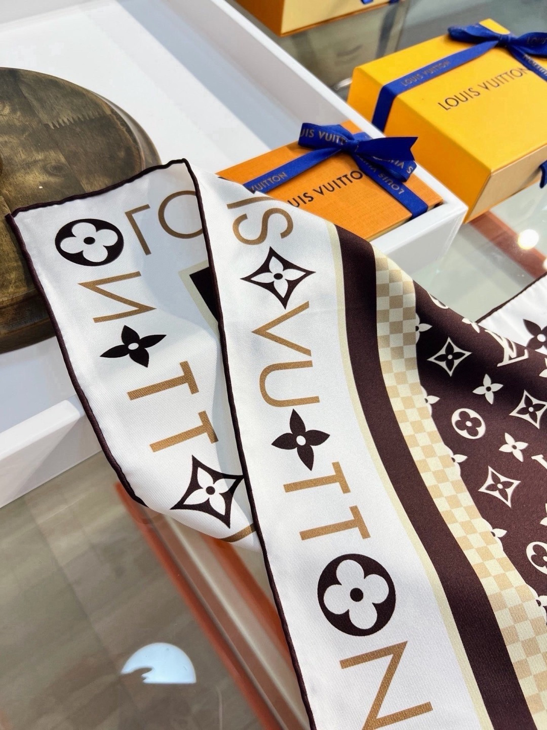 MONOGRAM SILHOUETTE 90双面丝巾 Monogram Silhouette 方巾为华美桑蚕丝融入 Mo