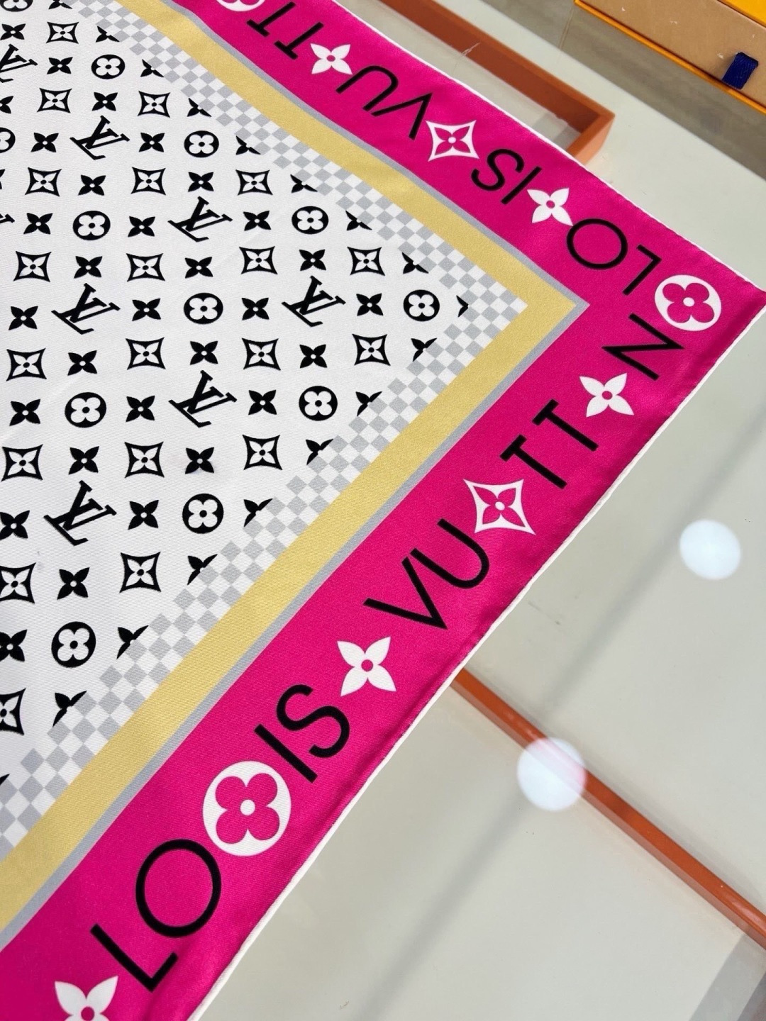 MONOGRAM SILHOUETTE 90双面丝巾 Monogram Silhouette 方巾为华美桑蚕丝融入 Mo