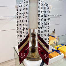 MONOGRAM SILHOUETTE 90双面丝巾 Monogram Silhouette 方巾为华美桑蚕丝融入 Mo MONOGRAM SILHOUETTE 90双面丝巾 Monogram Silhouette 方巾为华美桑蚕丝融入 Mo