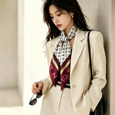 MONOGRAM SILHOUETTE 90双面丝巾 Monogram Silhouette 方巾为华美桑蚕丝融入 Mo MONOGRAM SILHOUETTE 90双面丝巾 Monogram Silhouette 方巾为华美桑蚕丝融入 Mo