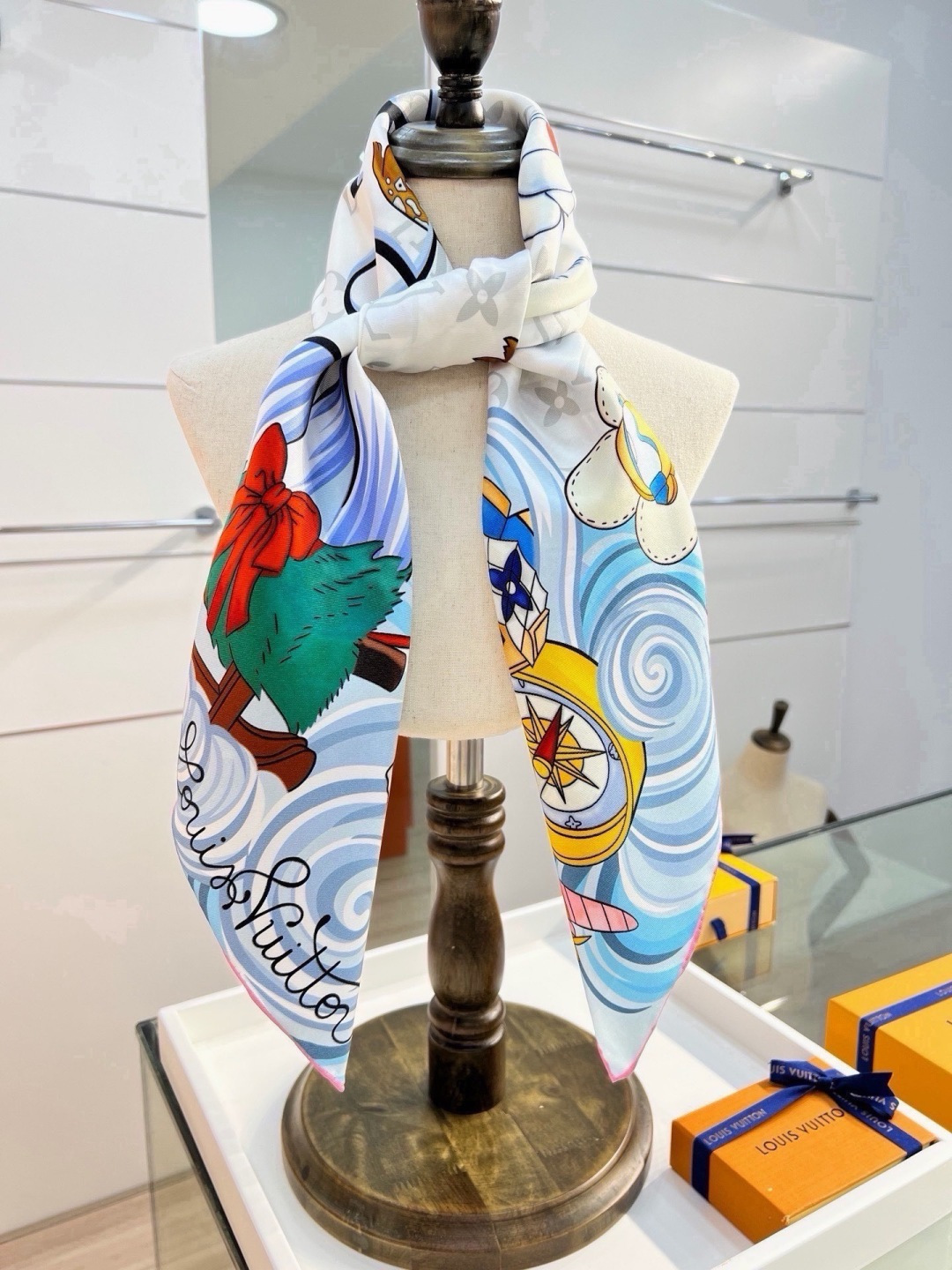 VIVIENNE WINTER HOLIDAY 90双面方巾 Vivienne Winter Holiday 方巾取材丰 VIVIENNE WINTER HOLIDAY 90双面方巾 Vivienne Winter Holiday 方巾取材丰