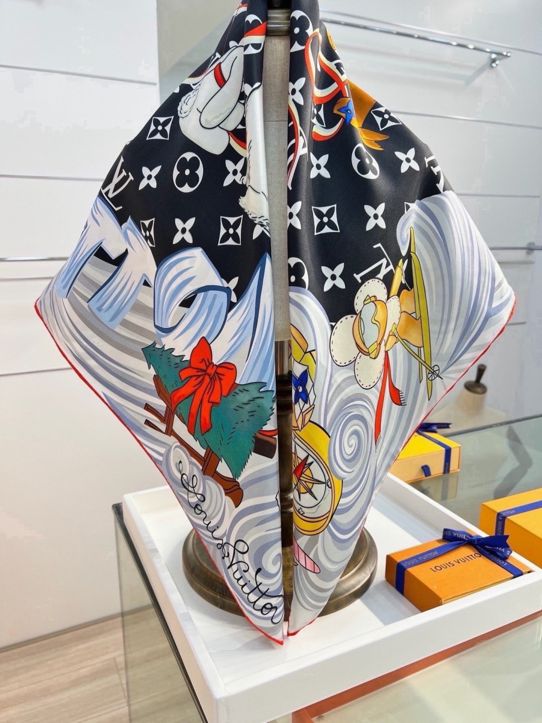 VIVIENNE WINTER HOLIDAY 90双面方巾 Vivienne Winter Holiday 方巾取材丰