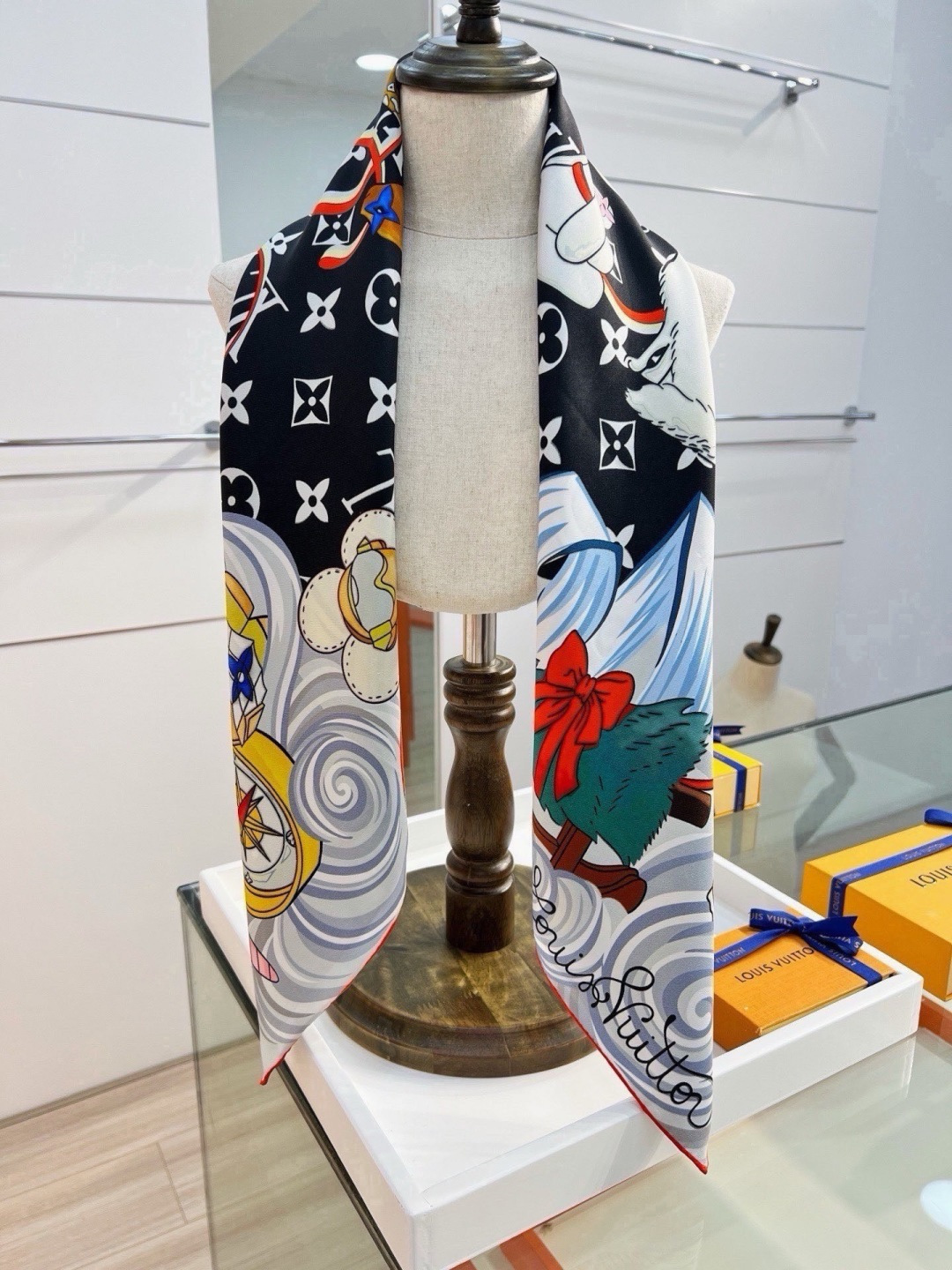 VIVIENNE WINTER HOLIDAY 90双面方巾 Vivienne Winter Holiday 方巾取材丰