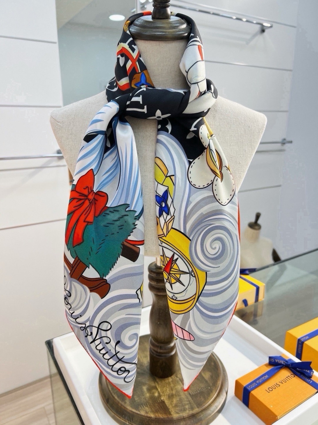 VIVIENNE WINTER HOLIDAY 90双面方巾 Vivienne Winter Holiday 方巾取材丰