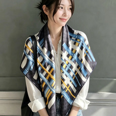印花桑蚕丝斜纹方巾_Gucci 2026早春系列女士桑蚕丝配饰以新颖印花焕新演绎品牌典藏图案。这款方巾以斜纹桑蚕丝打造, 印花桑蚕丝斜纹方巾_Gucci 2026早春系列女士桑蚕丝配饰以新颖印花焕新演绎品牌典藏图案。这款方巾以斜纹桑蚕丝打造,