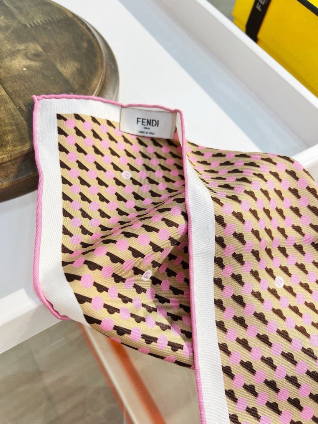 FENDI围巾 FENDI Dots桑蚕丝围巾 粉红色桑蚕丝方形围巾。饰有FENDI Dots图案，由与对角条纹交织的微