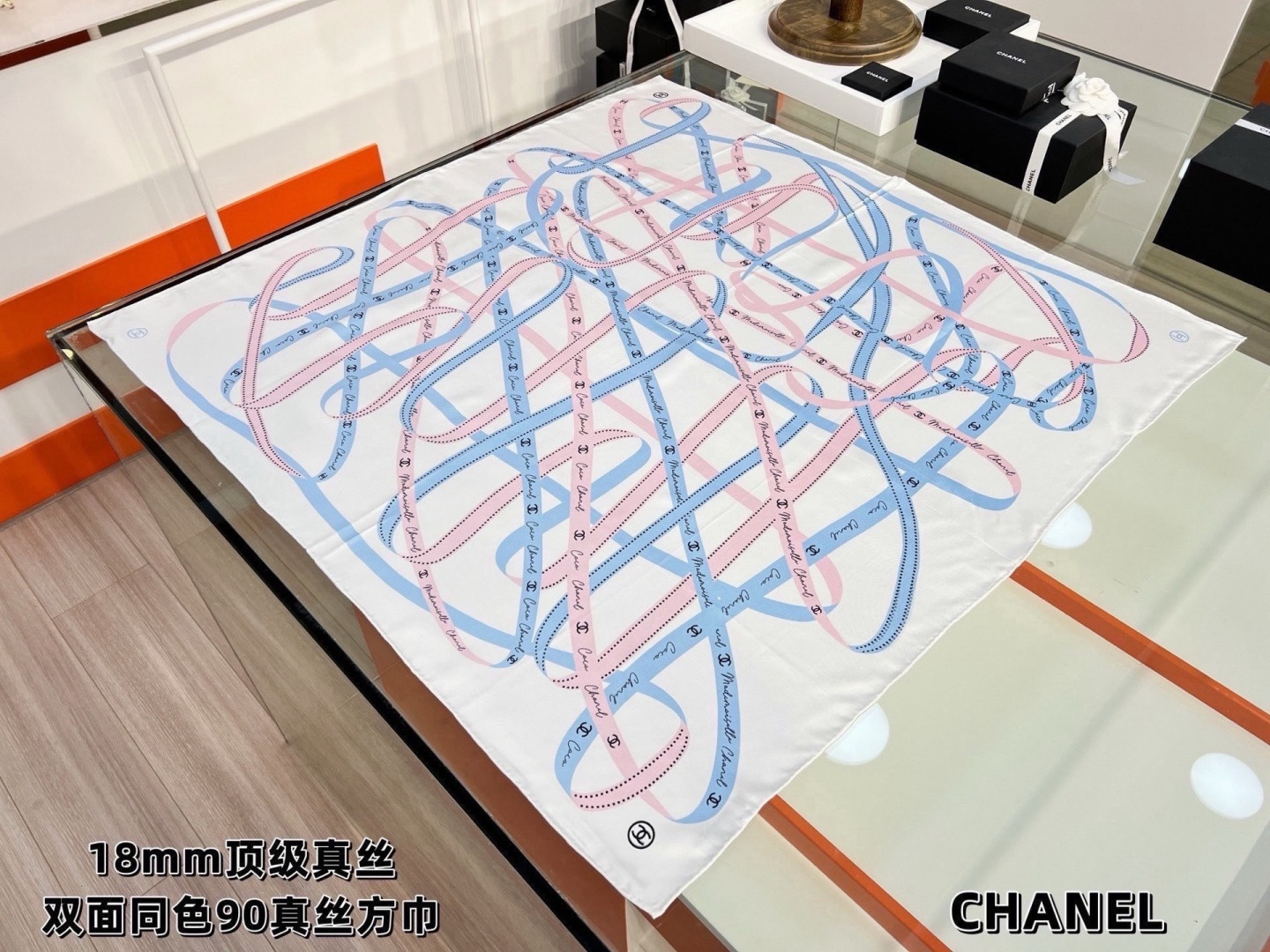 Chanel 26c~ 【18mm顶级双面真丝印花丝巾】 设计元素主要丝带、品牌logo 非常经典的设计、不挑人， 超显