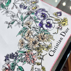 Dior 90双面18mm真丝印花方巾 这款方巾以 Dior Star 图案呈现 Dior 的幸运星,通过该系列的精美花 Dior 90双面18mm真丝印花方巾 这款方巾以 Dior Star 图案呈现 Dior 的幸运星,通过该系列的精美花