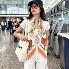 “马具优雅美学”90方巾 手工卷边真丝方巾(100%桑蚕丝)。 轻盈、大胆和无穷无尽的俏皮感在方巾中交织碰撞,让自己沉浸 “马具优雅美学”90方巾 手工卷边真丝方巾(100%桑蚕丝)。 轻盈、大胆和无穷无尽的俏皮感在方巾中交织碰撞,让自己沉浸