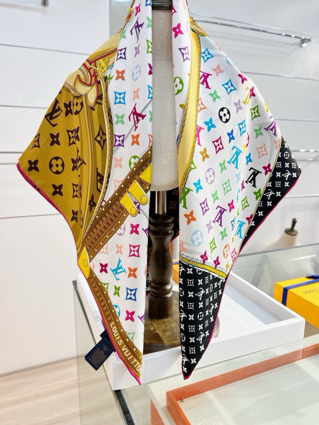 LV X TM MONOGRAM MULTICOLOR COLLECTOR SQUARE 90方巾 路易威登携手日本艺术