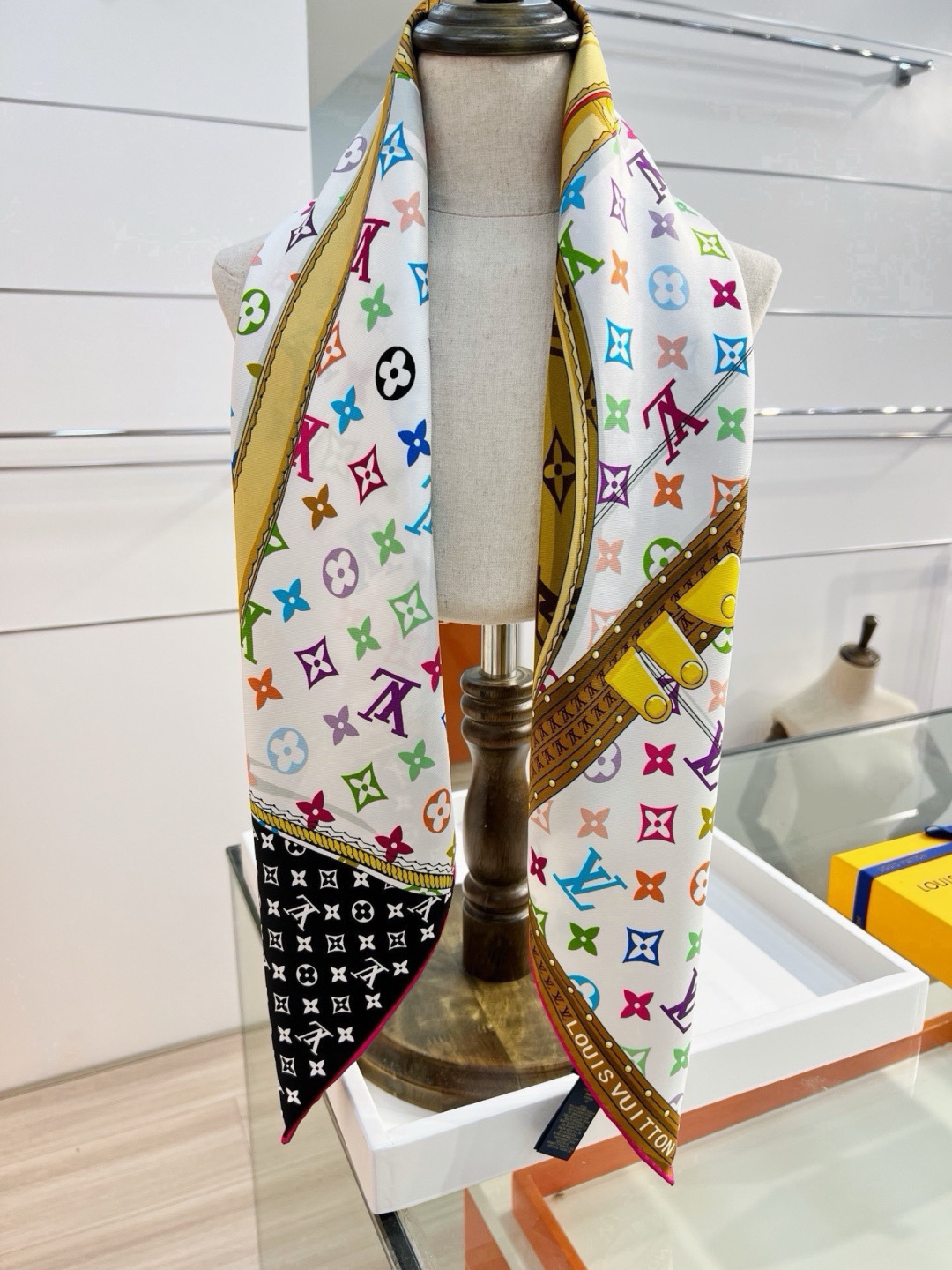 LV X TM MONOGRAM MULTICOLOR COLLECTOR SQUARE 90方巾 路易威登携手日本艺术