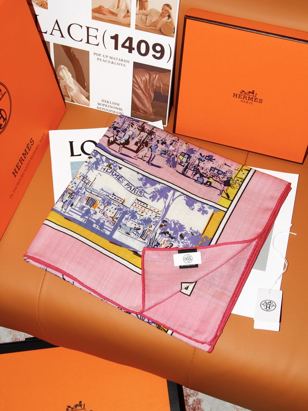 “林荫大道”140双面丝绒方巾-Hermes  手工卷边真丝方巾（30%桑蚕丝70%羊绒） 轻盈、大胆和无穷无尽的俏皮感