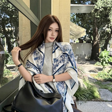 “林荫大道”140双面丝绒方巾-Hermes 手工卷边真丝方巾(30%桑蚕丝70%羊绒) 轻盈、大胆和无穷无尽的俏皮感 “林荫大道”140双面丝绒方巾-Hermes 手工卷边真丝方巾(30%桑蚕丝70%羊绒) 轻盈、大胆和无穷无尽的俏皮感