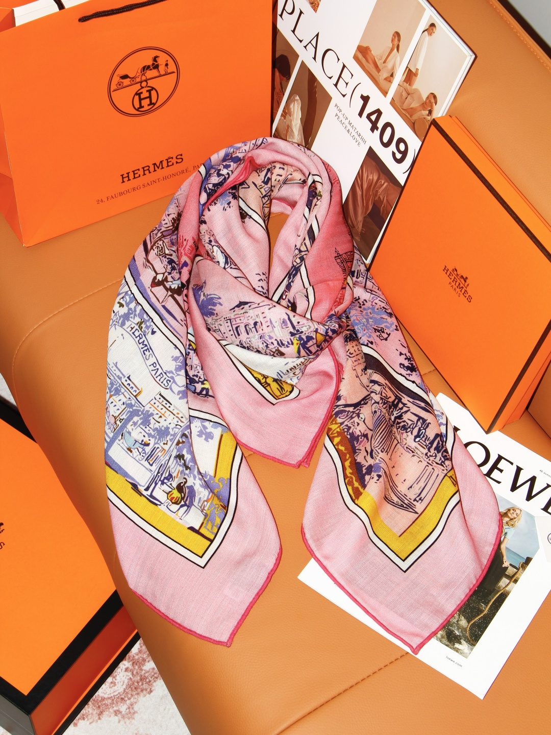 “林荫大道”140双面丝绒方巾-Hermes  手工卷边真丝方巾（30%桑蚕丝70%羊绒） 轻盈、大胆和无穷无尽的俏皮感