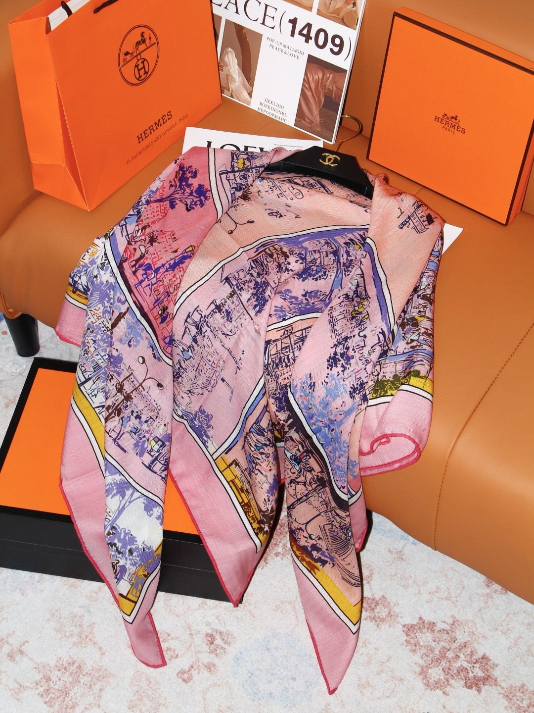 “林荫大道”140双面丝绒方巾-Hermes  手工卷边真丝方巾（30%桑蚕丝70%羊绒） 轻盈、大胆和无穷无尽的俏皮感