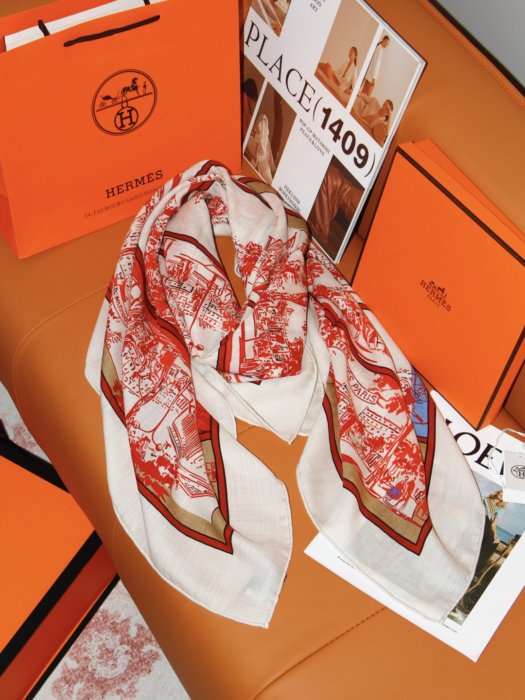 “林荫大道”140双面丝绒方巾-Hermes 手工卷边真丝方巾(30%桑蚕丝70%羊绒) 轻盈、大胆和无穷无尽的俏皮感 “林荫大道”140双面丝绒方巾-Hermes 手工卷边真丝方巾(30%桑蚕丝70%羊绒) 轻盈、大胆和无穷无尽的俏皮感