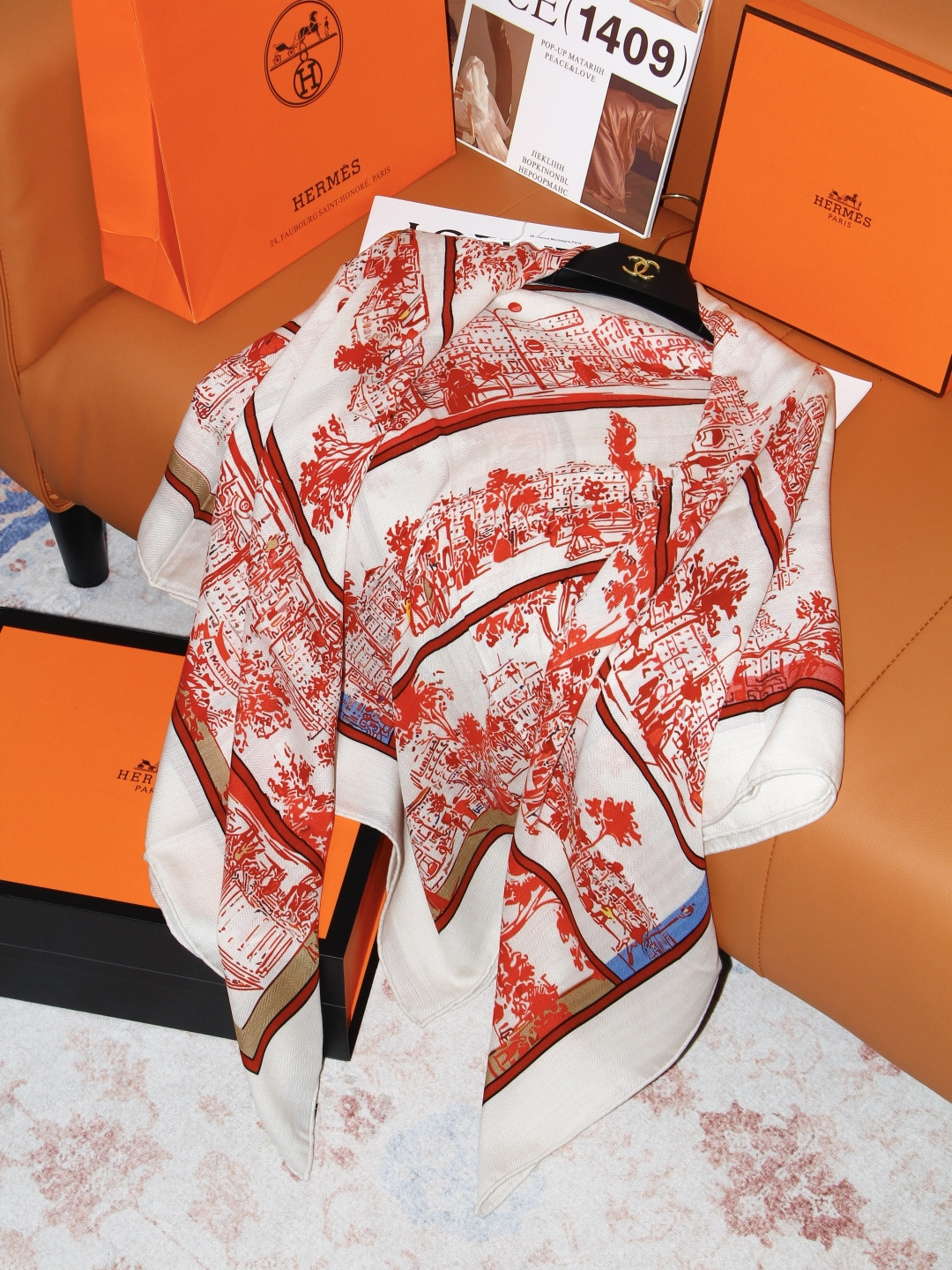 “林荫大道”140双面丝绒方巾-Hermes 手工卷边真丝方巾(30%桑蚕丝70%羊绒) 轻盈、大胆和无穷无尽的俏皮感 “林荫大道”140双面丝绒方巾-Hermes 手工卷边真丝方巾(30%桑蚕丝70%羊绒) 轻盈、大胆和无穷无尽的俏皮感